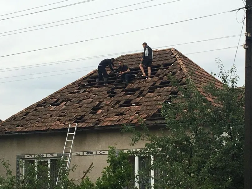 Закарпатці ремонтують покрівлю після стихії