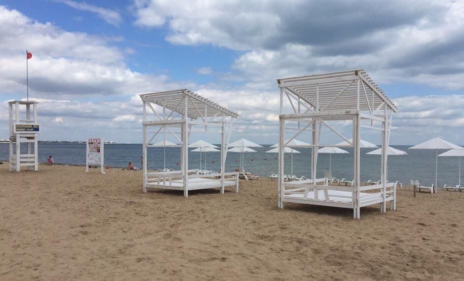 Мережу заполонили свіжі фото порожніх кримських пляжів: "Просто всі пішли на обід"