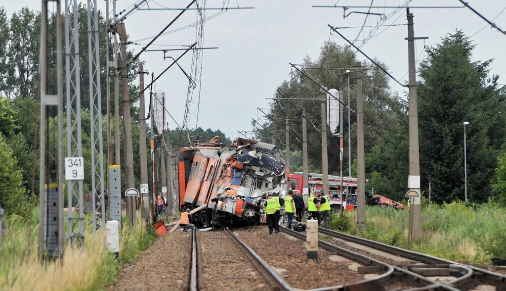 У Польщі потяг зіткнувся з вантажівкою, є загиблі: опубліковані фото