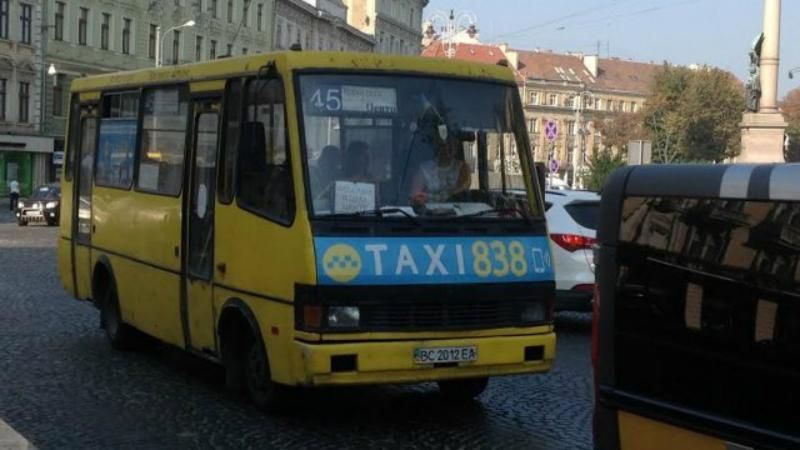 У Львові дитина випала з маршрутки під час руху: відео з місця події