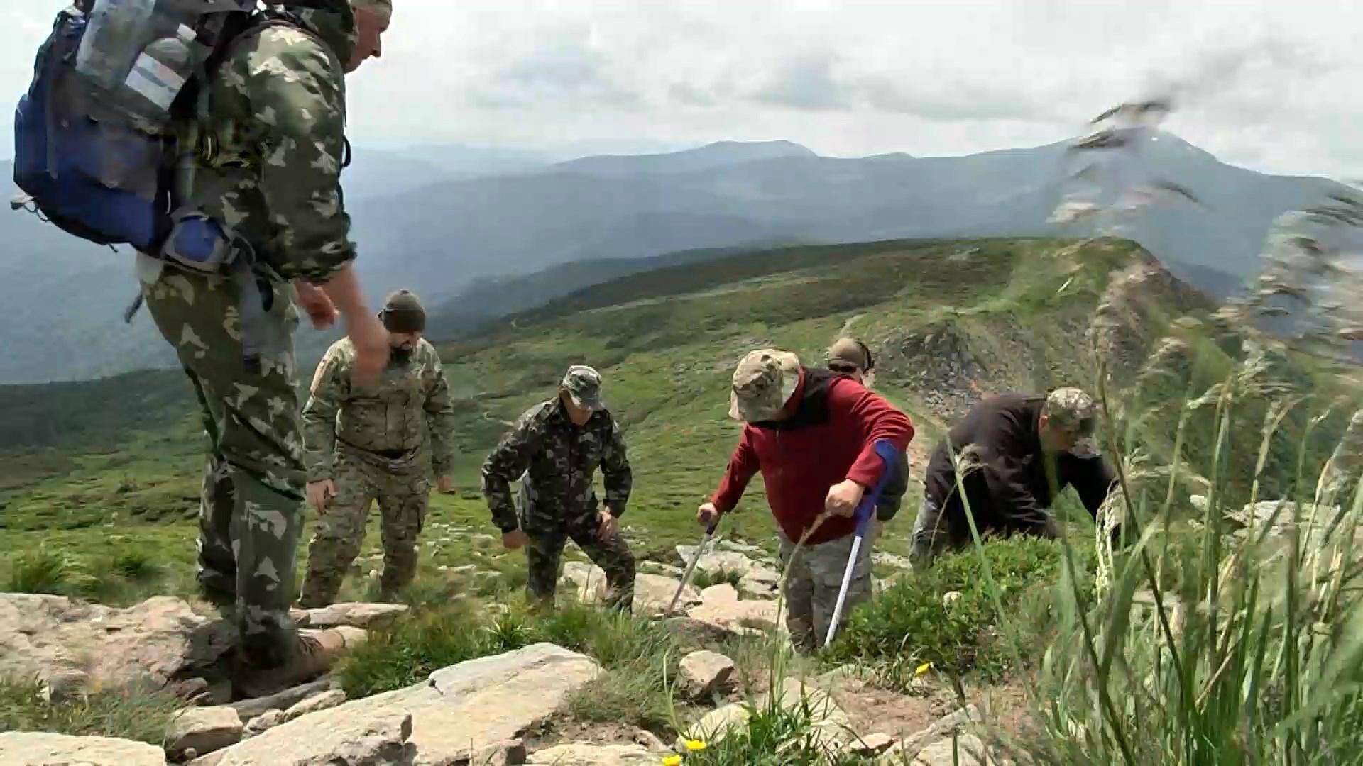 Ветеран АТО, який втратив ноги, підкорив Говерлу: вражаюче відео Ветеран АТО, який втратив ноги, підкорив Говерлу: вражаюче відео