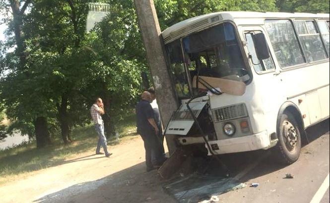 В Чернигове водитель из-за драки в маршрутке врезался в электроопору