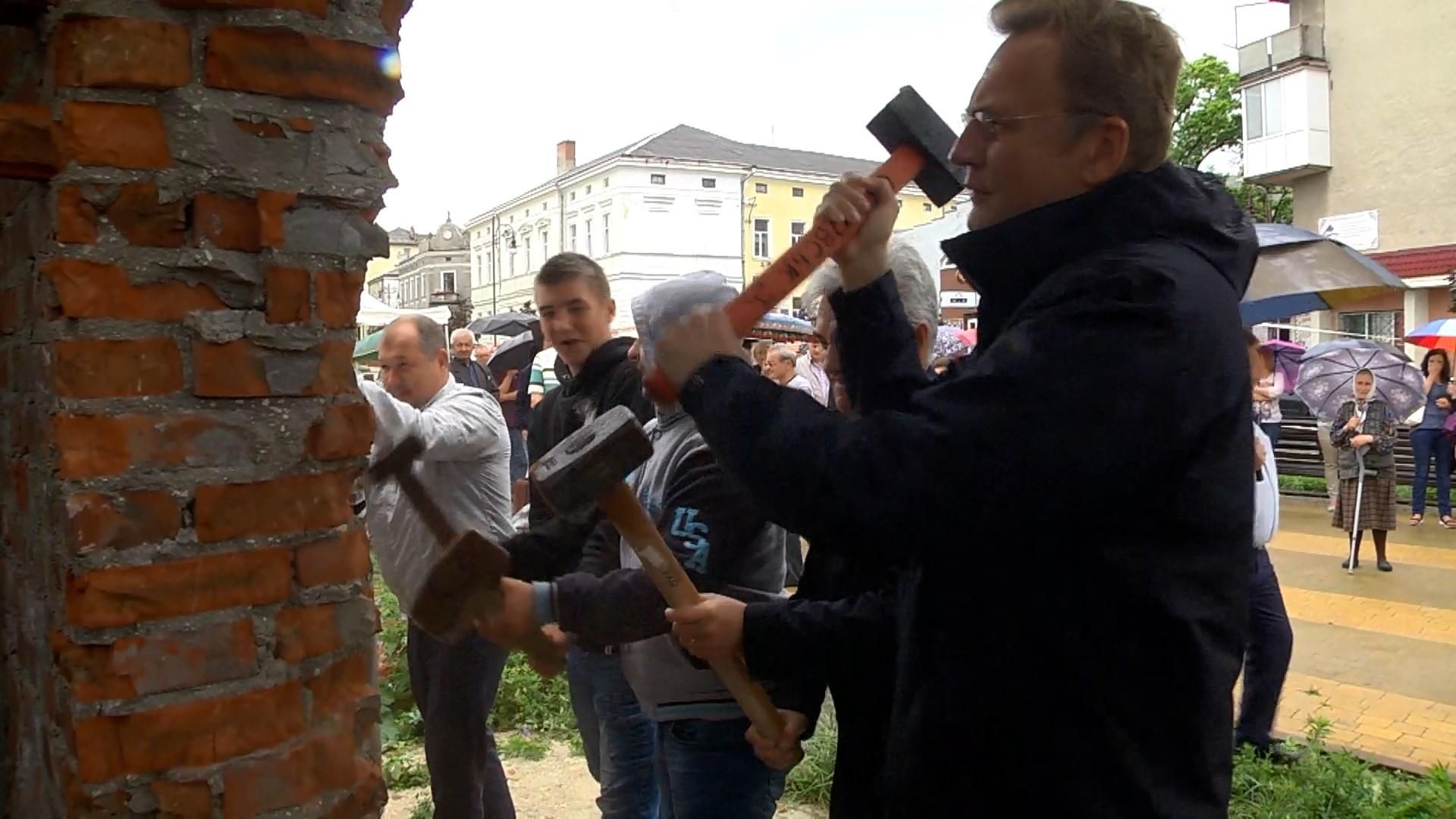 Голодний мер та розлючені люди: як на Львівщині бунтують проти незаконної забудови Голодний мер та розлючені люди: як на Львівщині бунтують проти незаконної забудови