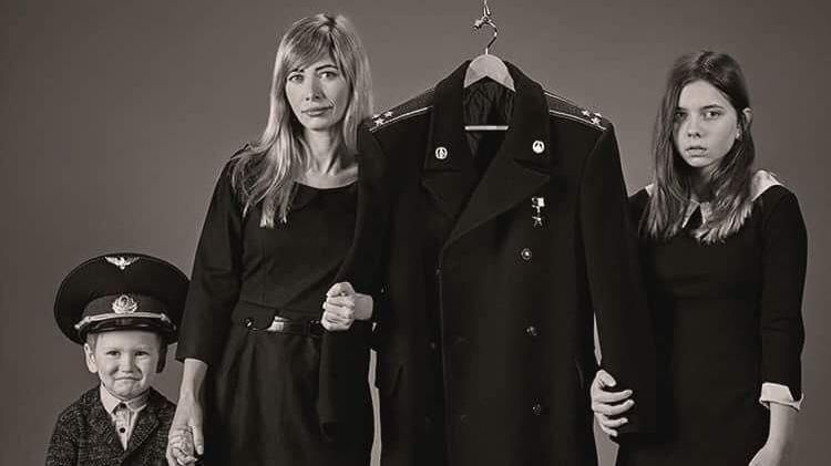 До чого тут футбол? – мережу вразило щемливе фото родини загиблого українського льотчика До чого тут футбол? – мережу вразило щемливе фото родини загиблого українського льотчика