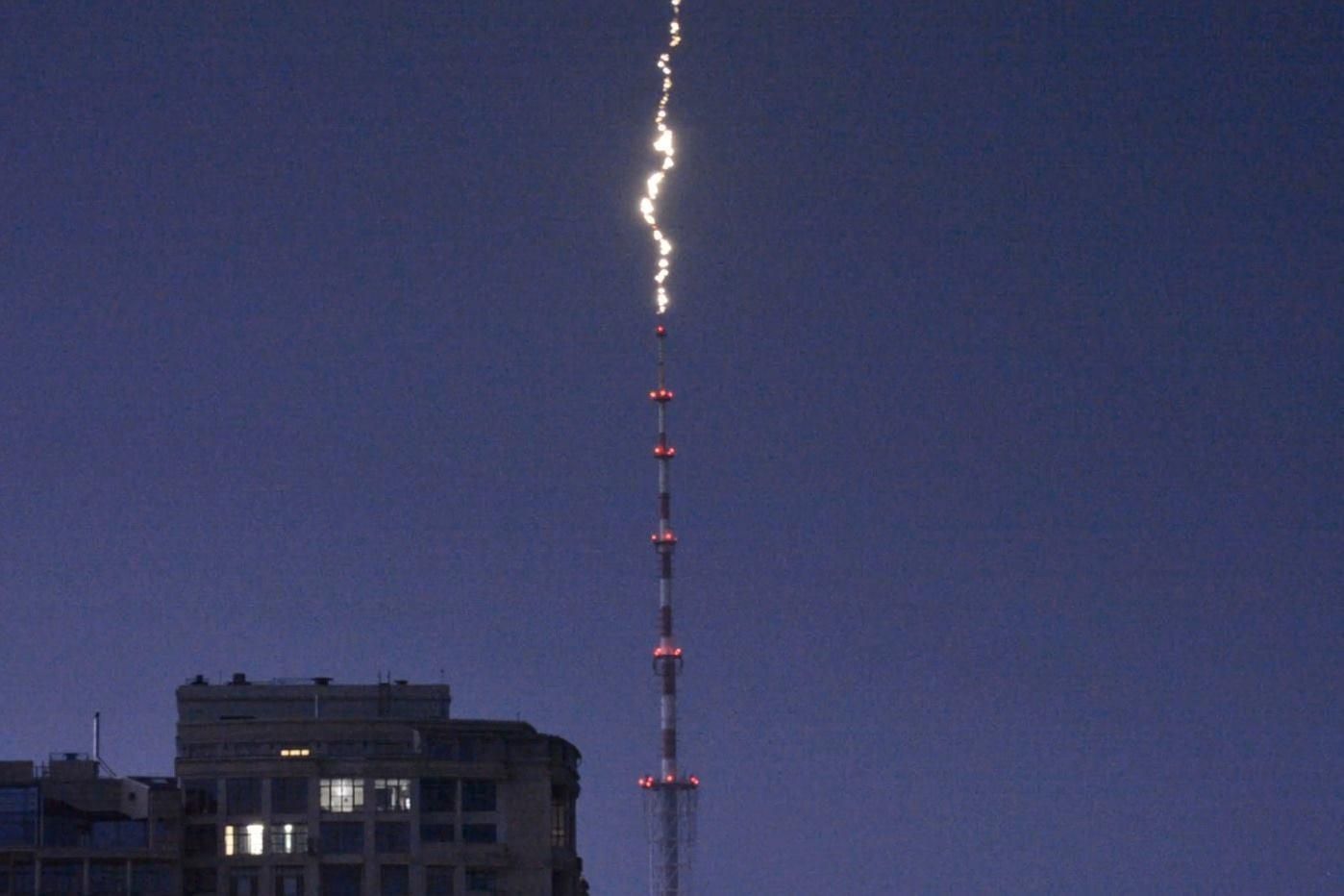 Негода в Києві: у мережі опублікували момент влучання блискавки у Дорогожицьку телевежу