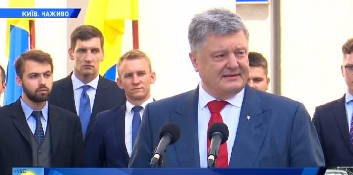 Порошенко підписав закон про "Дипломатичну службу" Порошенко підписав закон про "Дипломатичну службу"