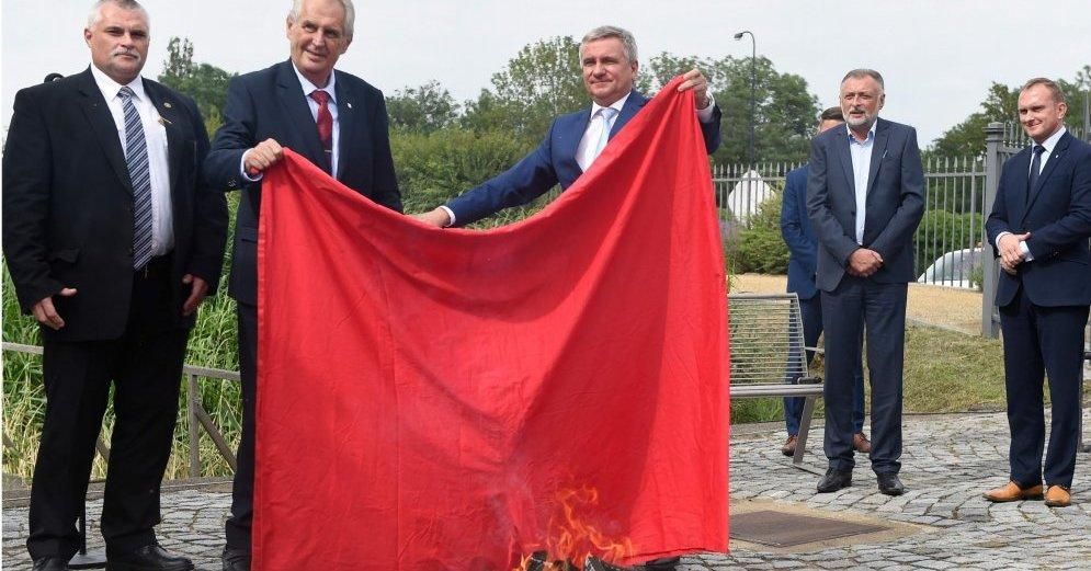 Президент Чехии устроил шоу для журналистов и сжег большие красные трусы: видео