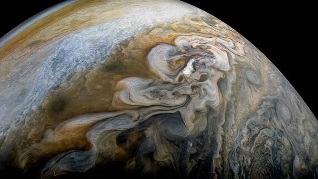 Захватывающие фото и видео с поверхности Юпитера