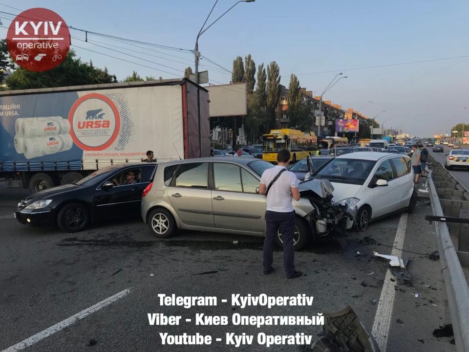 В Киеве произошло масштабное ДТП: авария парализовала выезд из столицы