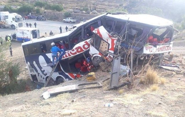 В Боливии произошло масштабное смертельное ДТП: жуткие фото В Боливии произошло масштабное смертельное ДТП: жуткие фото