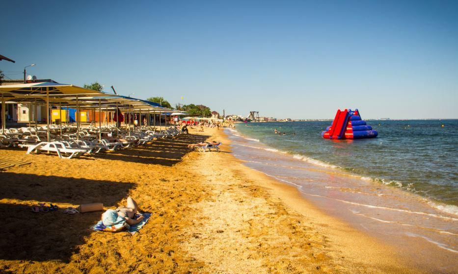 Полупустые пляжи и Путин: оккупированный Крым показали в красноречивых фото Полупустые пляжи и Путин: оккупированный Крым показали в красноречивых фото