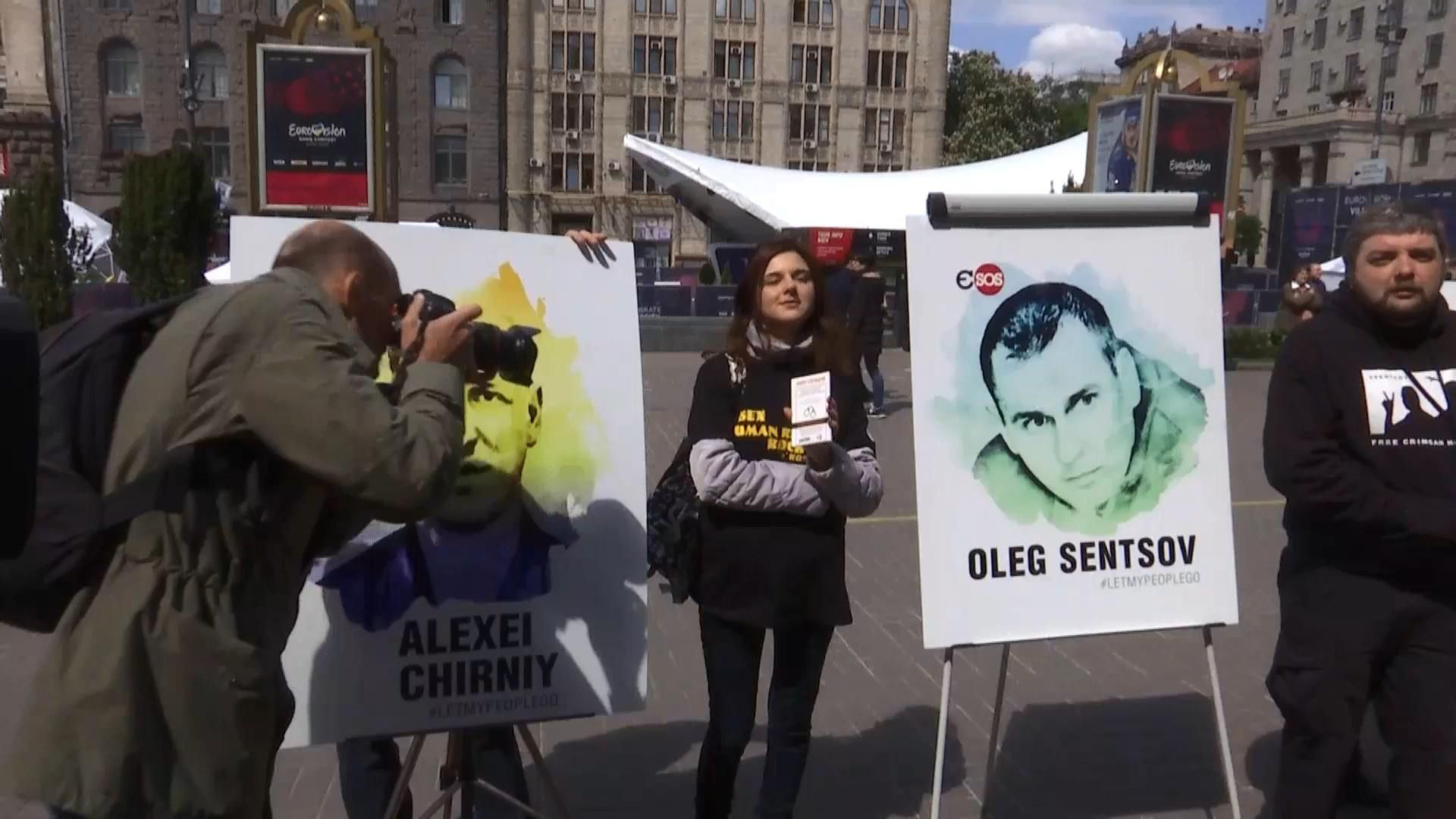 Активисты снова пикетируют посольства России в Киеве и Одессе требуя освободить политзаключенных