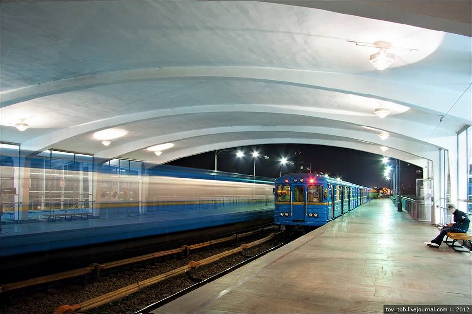 Опасные развлечения: в Киеве подростки в метро прыгнули под поезд – видео
