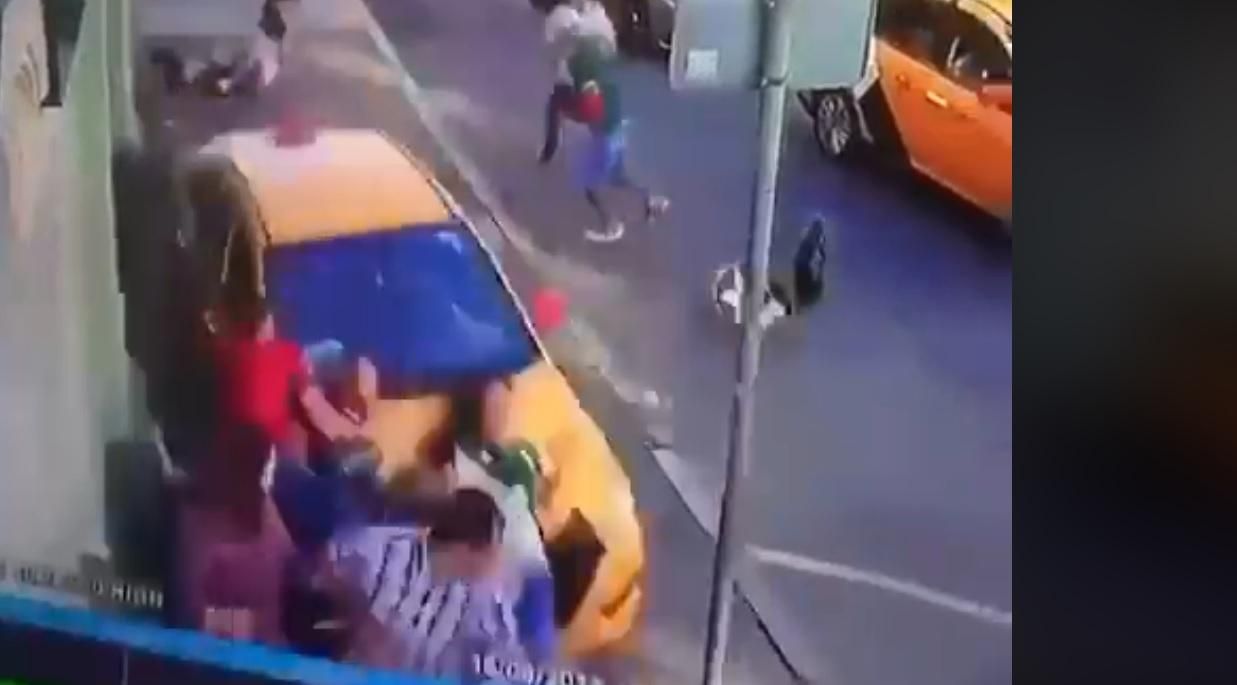 У центрі Москви таксі в'їхало у натовп перехожих, є постраждалі іноземці: резонансне відео