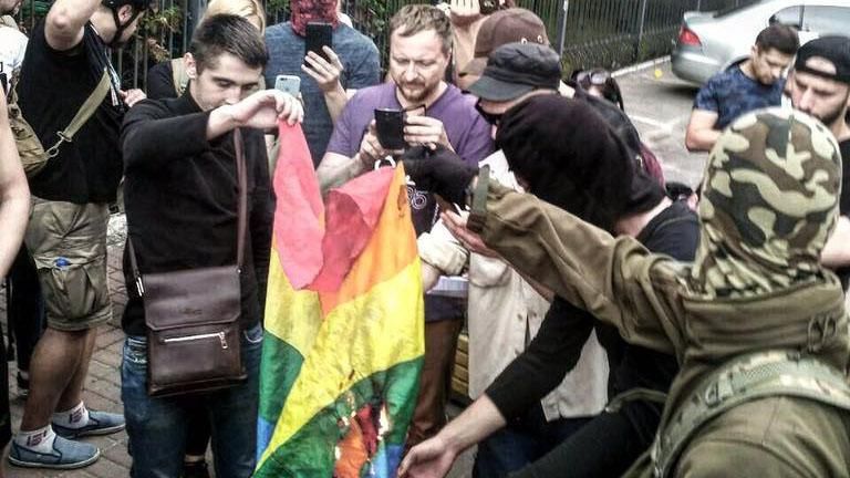 У Києві біля відділку поліції спалили ЛГБТ-прапор