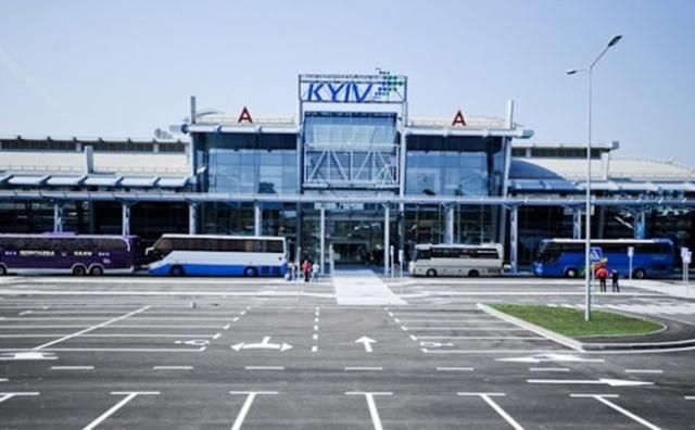 В аэропорту "Киев" люди блокируют авиарейсы: СМИ назвали причину