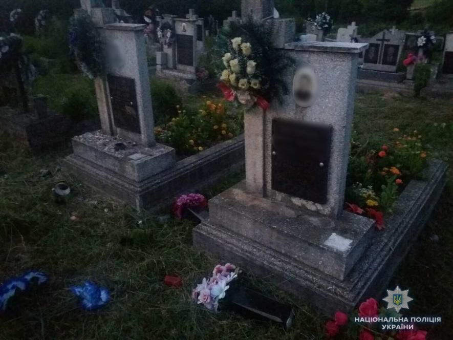 На Закарпатье трое детей совершили надругательство над могилами