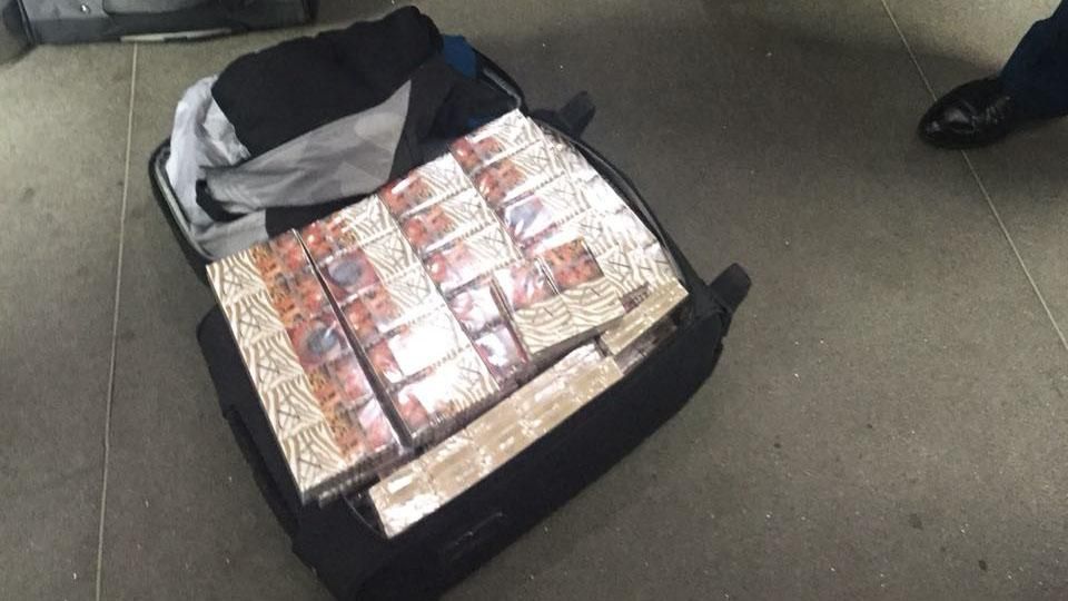 У стелі та у валізах: прикордонники розповіли,  як зловмисники перевозять контрабандні сигарети