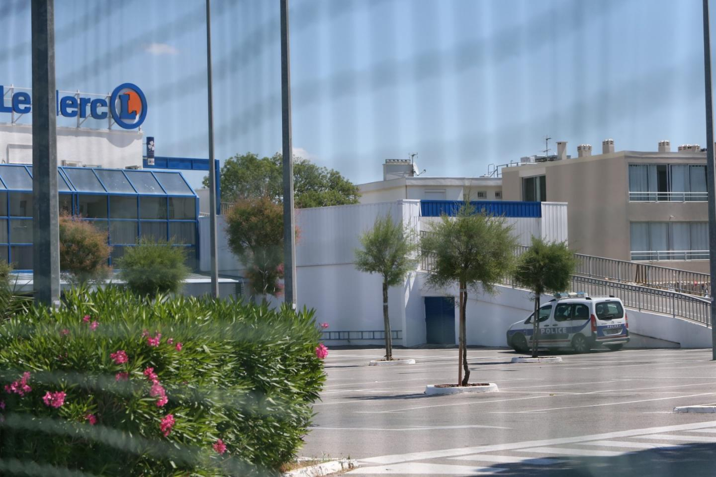 Женщина с ножом набросилась на людей в супермаркете с криками "Аллах Акбар"