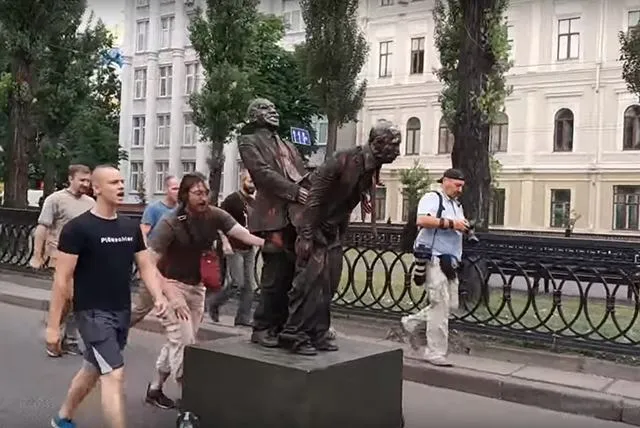 Марш рівності Київ КиївПрайд Братство скульптура Путін