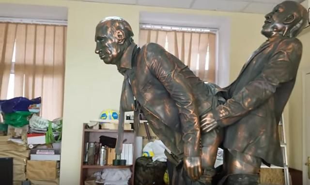 На Марш равенства попытались провезти скульптуру полового акта "Путина" с афроамериканцем: видео