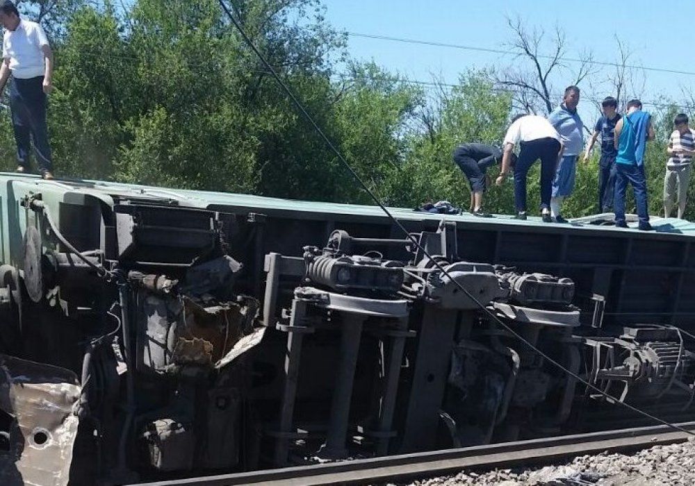 Смертельная авария поезда в Казахстане: известно, почему перевернулись вагоны