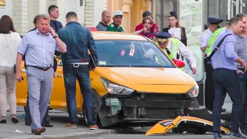 У Москві під час ЧС-2018 таксі в'їхала у натовп вболівальників У Москві під час ЧС-2018 таксі в'їхала у натовп вболівальників