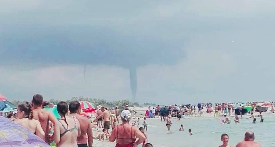 Відпочивальників під Одесою налякав смерч Відпочивальників під Одесою налякав смерч