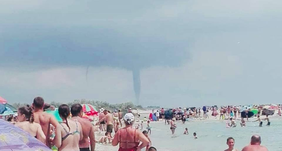 Отдыхающих под Одессой напугал смерч