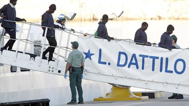 Мігранти, яких не пустили в Італію, прибули у порт Валенсії Мігранти, яких не пустили в Італію, прибули у порт Валенсії