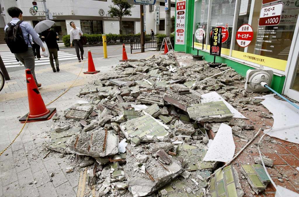 На Японию обрушилось мощное землетрясение, есть погибшие: фото и видео