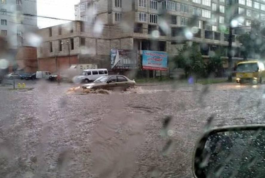 Мощный ливень затопил улицы Винницы: красноречивые фото и видео Мощный ливень затопил улицы Винницы: красноречивые фото и видео