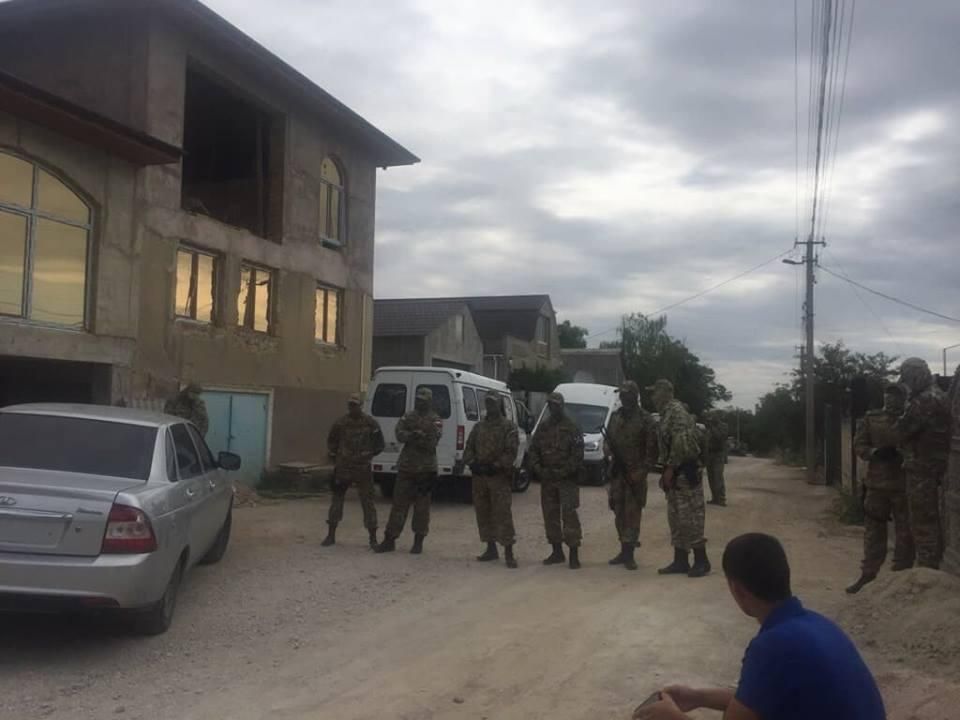 У Криму знову обшуки: силовики затримали батька і дочку У Криму знову обшуки: силовики затримали батька і дочку