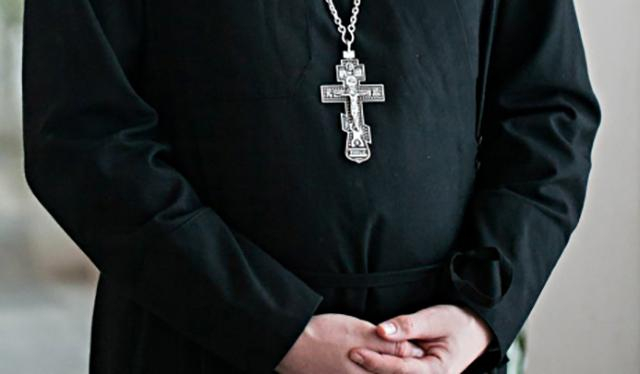 В сети волну возмущения вызвал российский священник, который стрелял из автомата: видеофакт