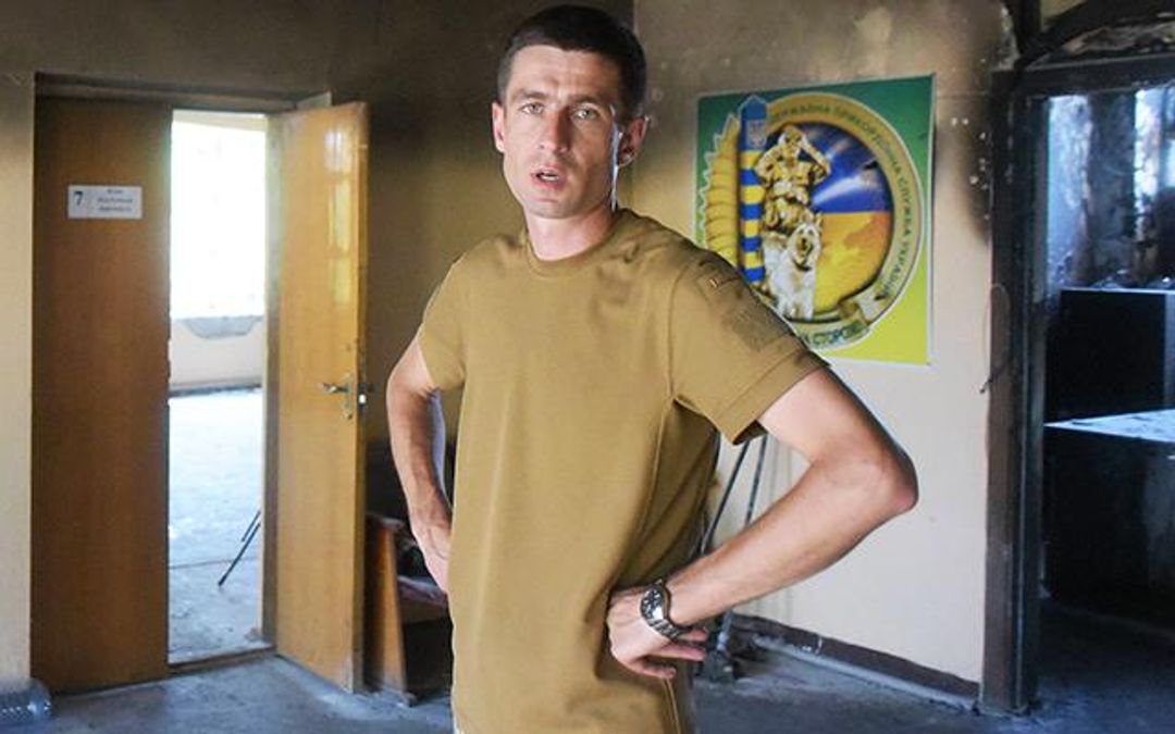 В Мариуполе охрана кафе сломала челюсть военному за украинский язык В Мариуполе охрана кафе сломала челюсть военному за украинский язык