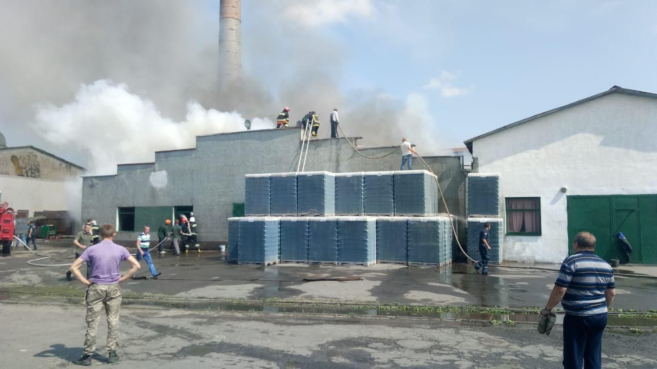На Рівненщині горить склозавод На Рівненщині горить склозавод