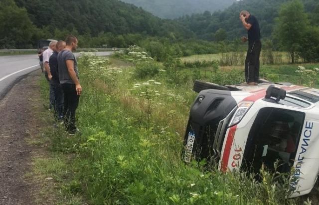 На Закарпатті швидка з пацієнтом злетіла у кювет: фото та відео