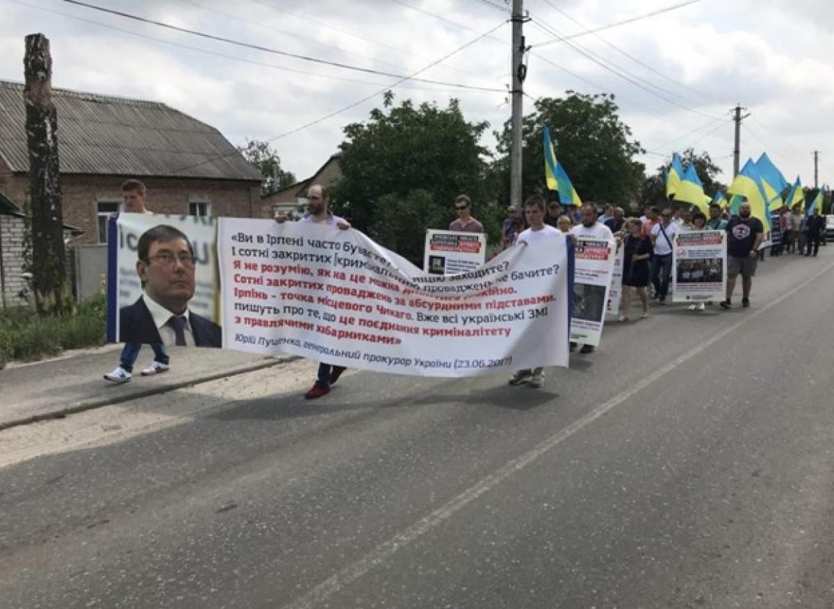 Активисты Ирпеня устроили похороны "Конституции Украины" у дома генпрокурора, – СМИ Активисты Ирпеня устроили похороны "Конституции Украины" у дома генпрокурора, – СМИ