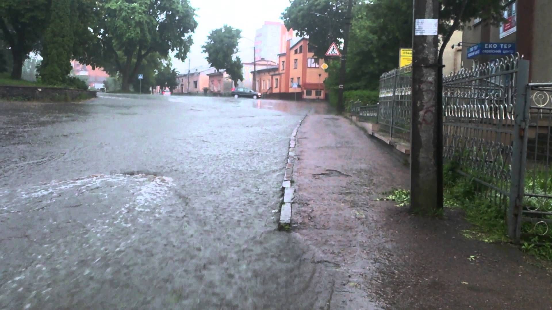 Тернопільська злива затопила декілька вулиць: відео Тернопільська злива затопила декілька вулиць: відео