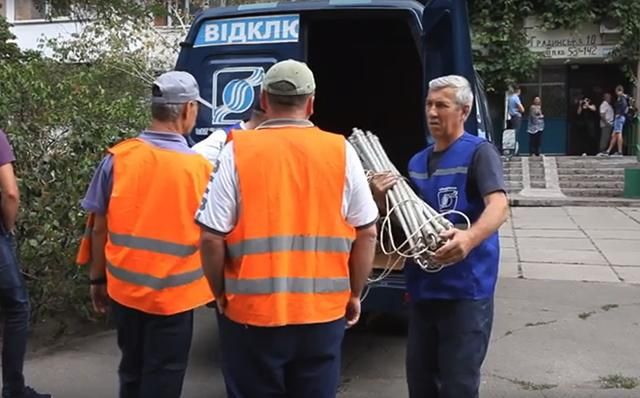 У Києві боржникам за комунальні послуги почали відключати комунікації: відео