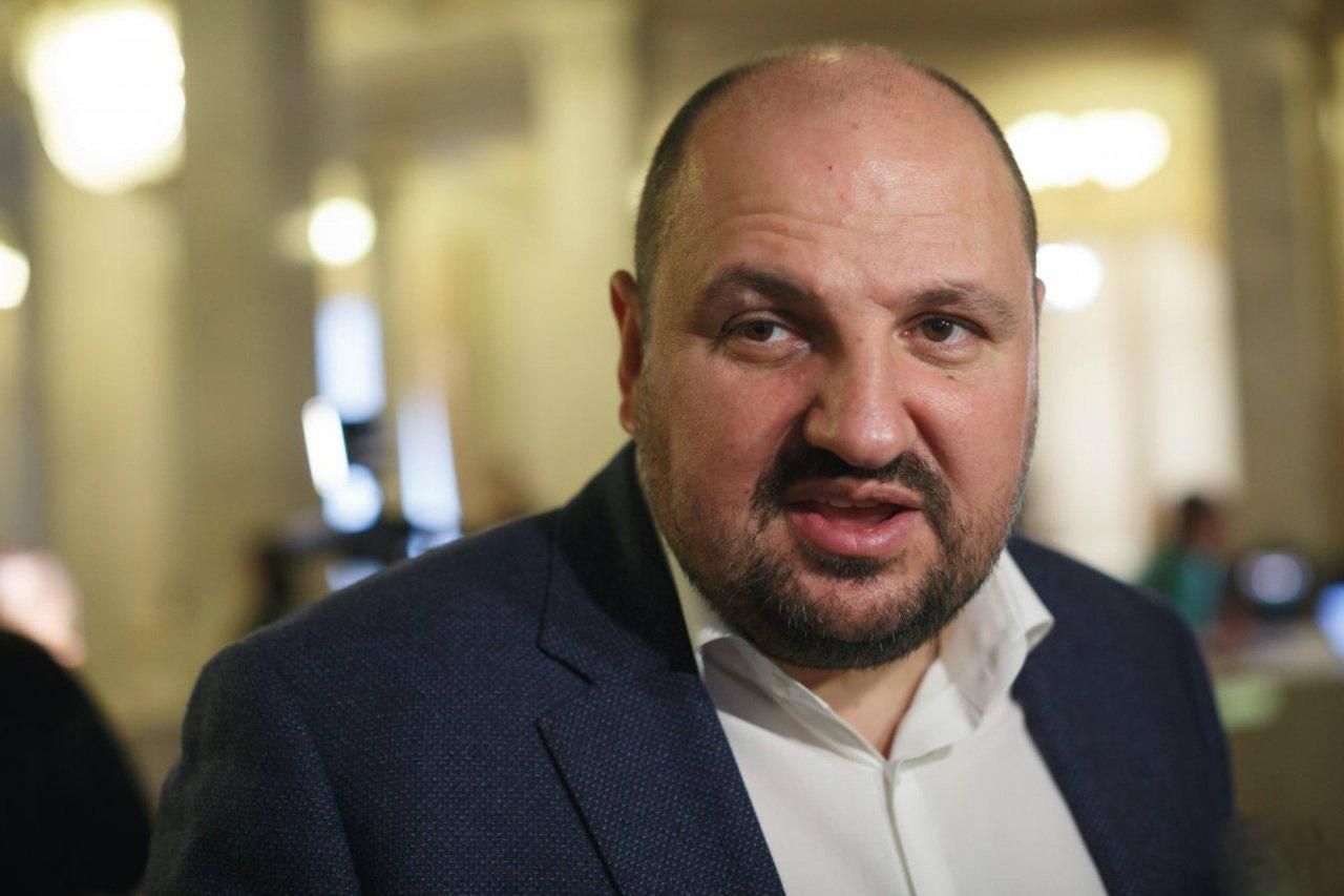 Як бурштиновий депутат від БПП Розенблат "продає крила" українським військовим Як бурштиновий депутат від БПП Розенблат "продає крила" українським військовим