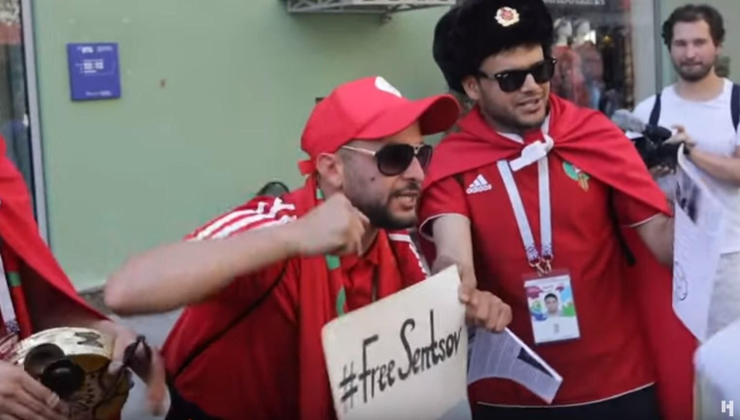 У центрі Москви іноземним вболівальникам роздавали листівки на підтримку Сенцова: відео У центрі Москви іноземним вболівальникам роздавали листівки на підтримку Сенцова: відео