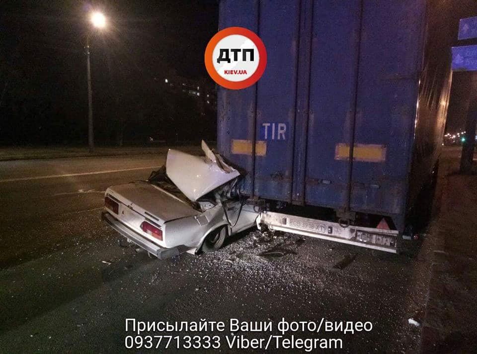 ВАЗ влетел в припаркованную фуру: водитель чудом выжил