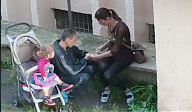 Во Львове на видео сняли пару вероятных наркоманов, которые кололись на глазах у ребенка