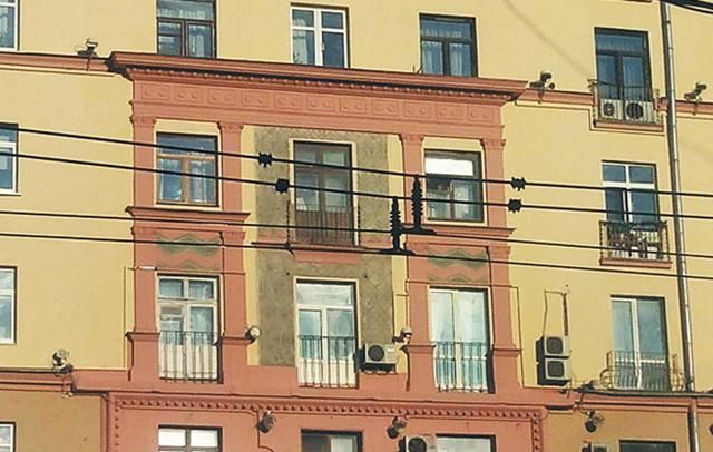 Через ЧС-2018 у Москві спиляли історичний балкон: фото