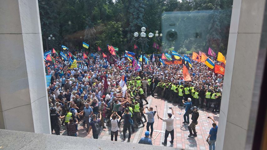 Під Радою сутички: фото і відео з місця подій Під Радою сутички: фото і відео з місця подій