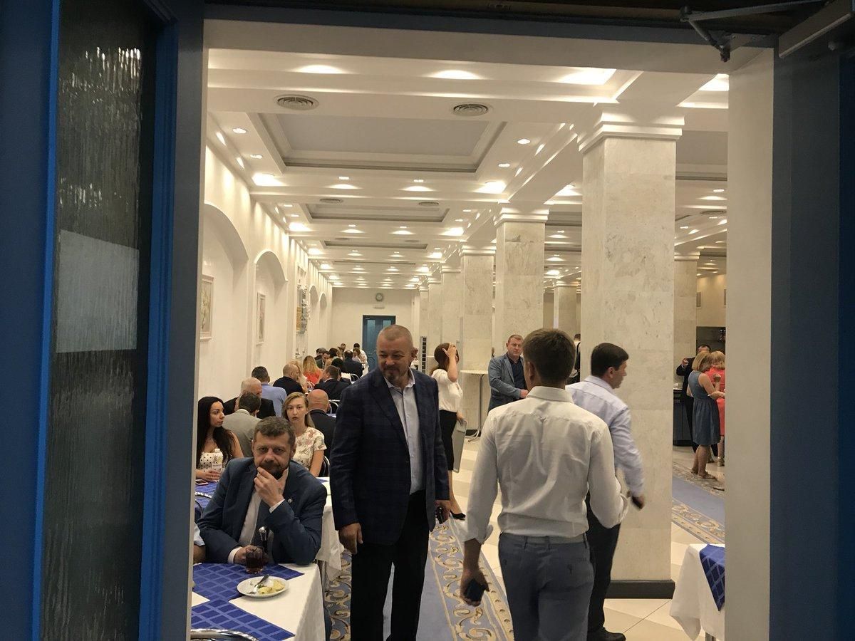 Пока под Радой столкновения: депутаты оккупировали столовую парламента Пока под Радой столкновения: депутаты оккупировали столовую парламента