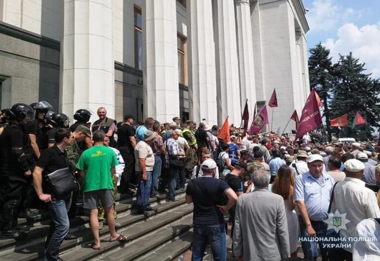 Столкновения под Радой: задержан один участник митинга