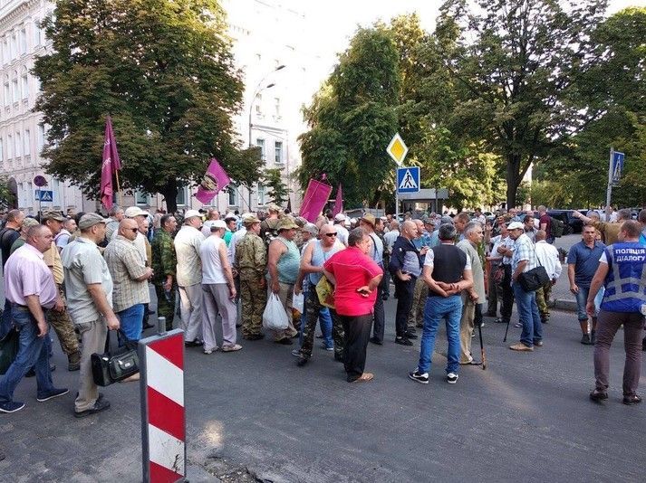 Митинги афганцев и шахтеров у парламента – скрытая игра, – политолог