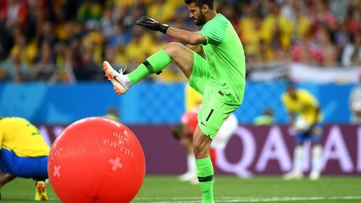 Вратарь сборной Бразилии проткнул на поле воздушный шарик. Теперь это мем